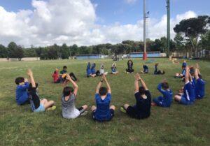 yoga per bambini all'aperto